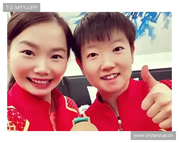 何卓佳穿运动衫拎名牌包坐地铁，路人我瞬间被这反差气晕