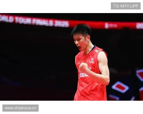 李诗沣随手一抬表，候机厅都亮了，我只盯着那块表想价签