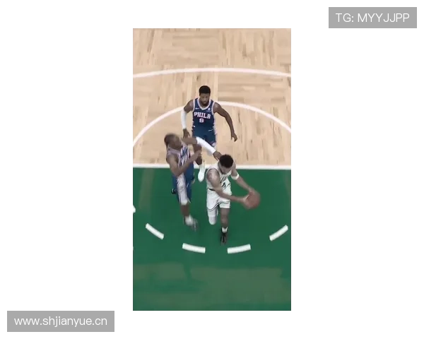 怀特挡拆吸引防守为塔图姆制造空位三分效率回升