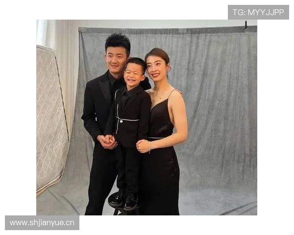 谌龙退役后住进月租5万的顶层复式，每天六点起床给儿子做辅食