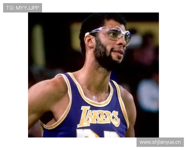 贾巴尔天勾统治内线，对比当代中锋打法差异显著